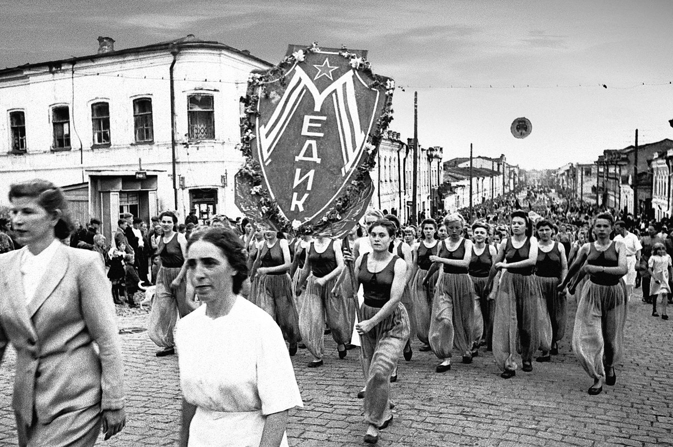 Пр б е а. Физкультурный парад 1947. Физкультурный парад 1947 года Пенза. Ретро революция. Фото Екатеринбурга улица физкультурников.